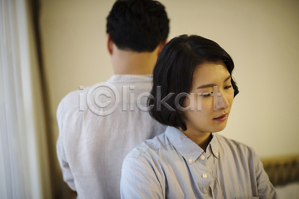 30대 남자 두명 성인 여자 한국인 JPG 뒷모습 앞모습 포토 가족 부부 부부싸움 상반신 서기 실내 침실