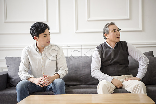 30대 60대 남자 남자만 노년 두명 성인 한국인 JPG 앞모습 포토 가족 부자(아빠와아들) 상반신 소파 실내 아들 아빠 앉기 할아버지