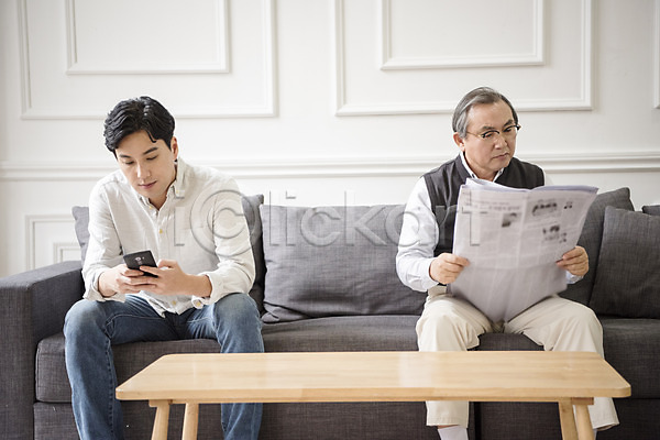 30대 60대 남자 남자만 노년 두명 성인 한국인 JPG 앞모습 포토 가족 단절 부자(아빠와아들) 상반신 소파 스마트폰 신문 실내 아들 아빠 앉기 할아버지