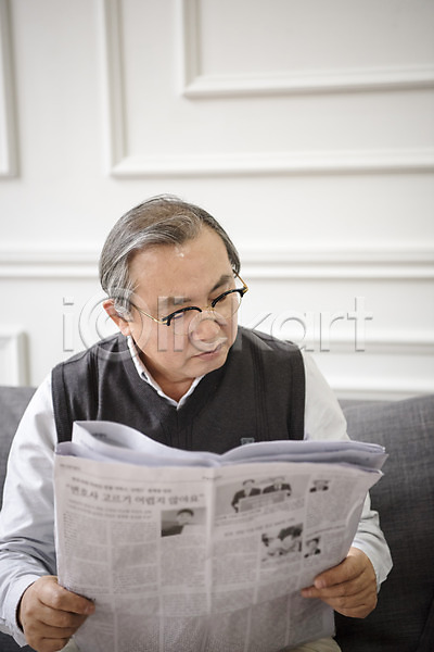 60대 남자 노년 노인남자한명만 한국인 한명 JPG 앞모습 포토 거실 상반신 소파 신문 실내 앉기 할아버지