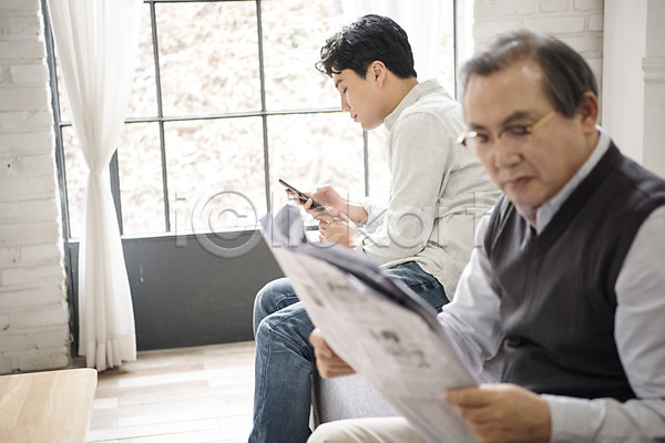 30대 60대 남자 남자만 노년 두명 성인 한국인 JPG 옆모습 포토 가족 단절 부자(아빠와아들) 상반신 소파 스마트폰 신문 실내 아들 아빠 앉기 창문 할아버지