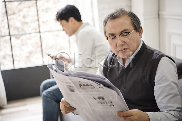 30대 60대 남자 남자만 노년 두명 성인 한국인 JPG 아웃포커스 옆모습 포토 가족 단절 부자(아빠와아들) 상반신 스마트폰 신문 실내 아들 아빠 앉기 할아버지
