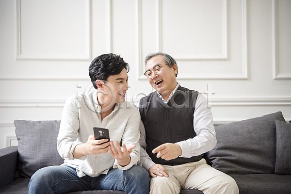 즐거움 30대 60대 남자 남자만 노년 두명 성인 한국인 JPG 앞모습 포토 가족 들기 부자(아빠와아들) 상반신 소파 스마트폰 실내 아들 아빠 앉기 웃음 할아버지