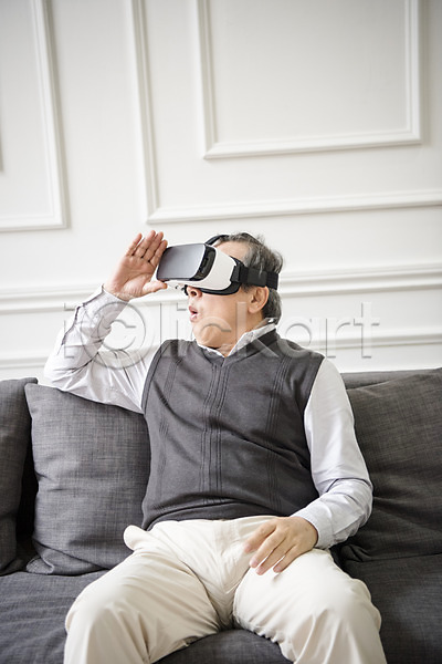 즐거움 체험 60대 남자 노년 노인남자한명만 한국인 한명 JPG 앞모습 포토 VR기기 가상현실 거실 놀람 상반신 소파 실내 앉기 오큘러스 할아버지