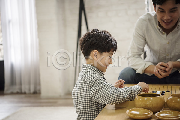 즐거움 행복 30대 남자 남자만 두명 성인 어린이 한국인 JPG 앞모습 옆모습 포토 가족 바둑 부자(아빠와아들) 상반신 실내 아들 아빠 앉기 웃음