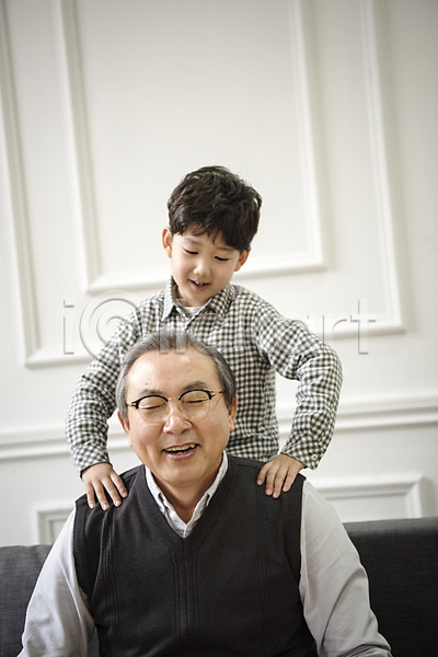 즐거움 행복 60대 노년 두명 어린이 한국인 JPG 앞모습 포토 가족 거실 마사지 상반신 소파 손자 실내 앉기 어깨주무르기 웃음 할아버지