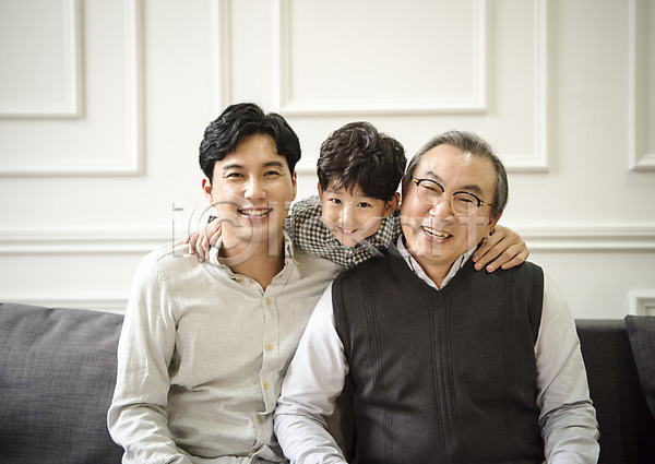 즐거움 행복 30대 60대 남자 남자만 노년 성인 세명 어린이 한국인 JPG 앞모습 포토 가족 거실 부자3대 상반신 소파 실내 아들 아빠 앉기 어깨에손 웃음 할아버지