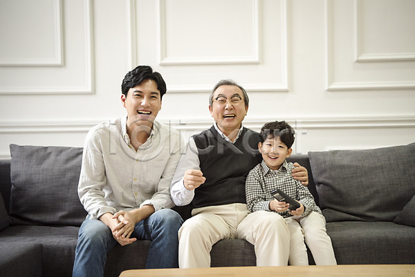 즐거움 행복 30대 60대 남자 남자만 노년 성인 세명 어린이 한국인 JPG 앞모습 포토 가족 들기 리모컨 부자3대 상반신 실내 아들 아빠 앉기 어깨에손 웃음 할아버지