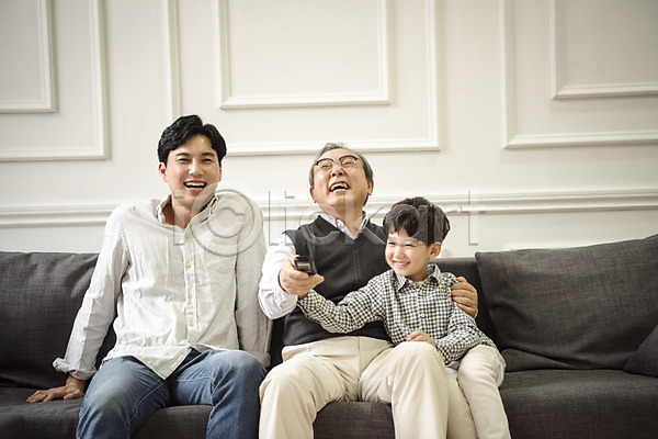 즐거움 행복 30대 60대 남자 남자만 노년 성인 세명 어린이 한국인 JPG 앞모습 포토 가족 들기 리모컨 부자3대 상반신 실내 아들 아빠 앉기 웃음 할아버지