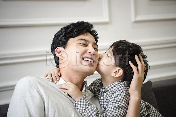 즐거움 행복 30대 남자 남자만 두명 성인 어린이 한국인 JPG 앞모습 포토 가족 부자(아빠와아들) 상반신 실내 아들 아빠 앉기 웃음 키스