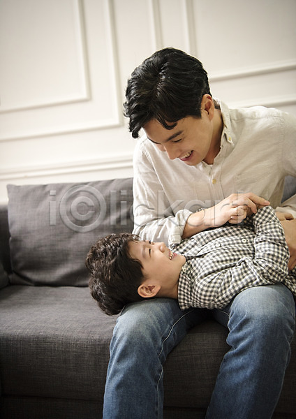 즐거움 행복 30대 남자 남자만 두명 성인 어린이 한국인 JPG 앞모습 옆모습 포토 가족 눕기 마주보기 부자(아빠와아들) 상반신 실내 아들 아빠 앉기 웃음 장난