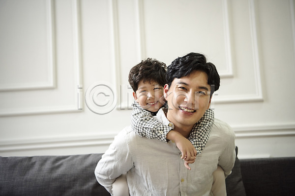 즐거움 행복 30대 남자 남자만 두명 성인 어린이 한국인 JPG 앞모습 포토 가족 부자(아빠와아들) 상반신 실내 아들 아빠 앉기 업기 웃음