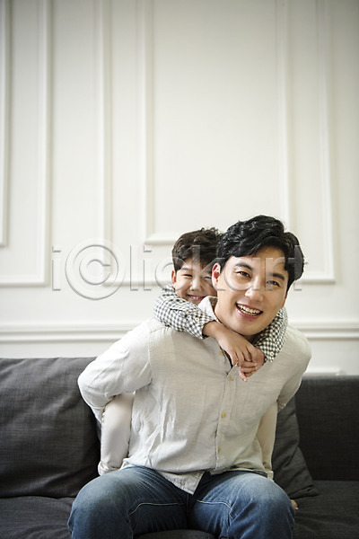 즐거움 행복 30대 남자 남자만 두명 성인 어린이 한국인 JPG 앞모습 포토 가족 부자(아빠와아들) 상반신 실내 아들 아빠 앉기 업기 웃음 장난
