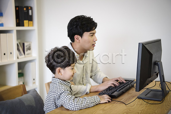 30대 남자 남자만 두명 성인 어린이 한국인 JPG 옆모습 포토 가족 부자(아빠와아들) 상반신 서재 실내 아들 아빠 앉기 웃음 의자 책장 컴퓨터