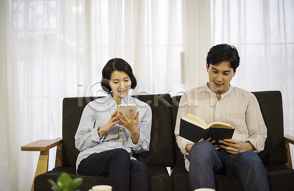 30대 남자 두명 성인 여자 한국인 JPG 앞모습 포토 가족 독서 부부 상반신 소파 실내 앉기 웃음 응시 책 태블릿