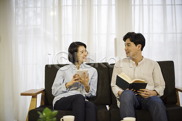 30대 남자 두명 성인 여자 한국인 JPG 앞모습 포토 가족 거실 독서 마주보기 부부 상반신 실내 앉기 웃음 책 태블릿