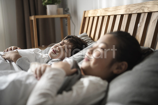 10대 남자 두명 어린이 어린이만 여자 한국인 JPG 아웃포커스 옆모습 포토 가족 남매 눕기 상반신 실내 잠 침대 침실