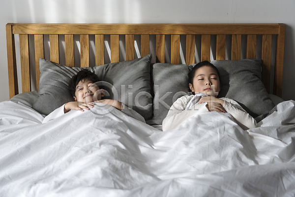 10대 남자 두명 어린이 어린이만 여자 한국인 JPG 앞모습 포토 가족 남매 눕기 상반신 실내 이불 잠 침대 침실