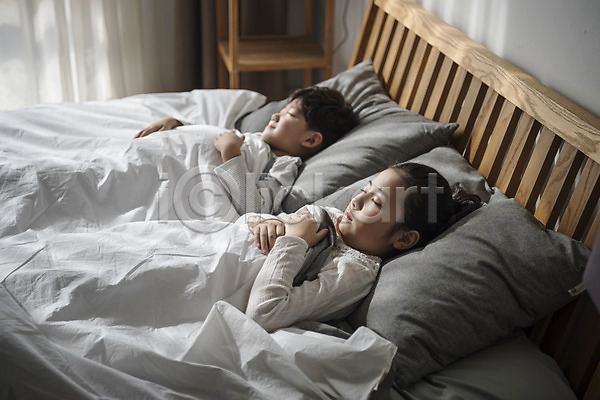 10대 남자 두명 어린이 어린이만 여자 한국인 JPG 옆모습 포토 가족 남매 눕기 상반신 실내 이불 잠 침대 침실