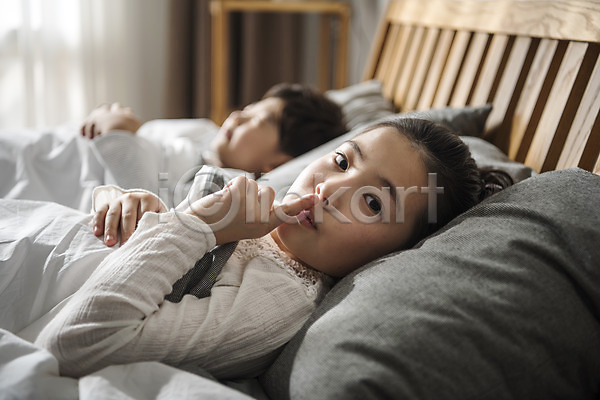 10대 남자 두명 어린이 어린이만 여자 한국인 JPG 앞모습 옆모습 포토 가족 남매 눕기 상반신 쉿 실내 웃음 이불 잠 침대 침실