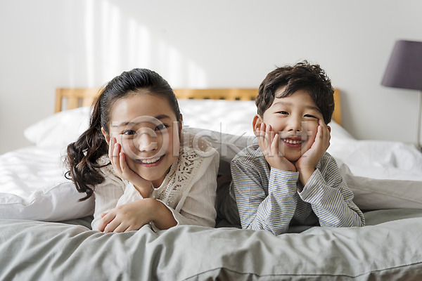 10대 남자 두명 어린이 어린이만 여자 한국인 JPG 앞모습 포토 가족 남매 상반신 실내 엎드리기 웃음 침대 침실 턱괴기