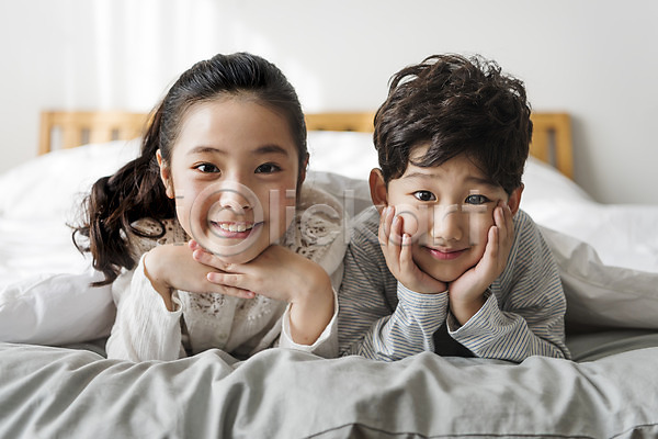 10대 남자 두명 어린이 어린이만 여자 한국인 JPG 앞모습 포토 가족 남매 상반신 실내 엎드리기 웃음 침대 침실 턱괴기