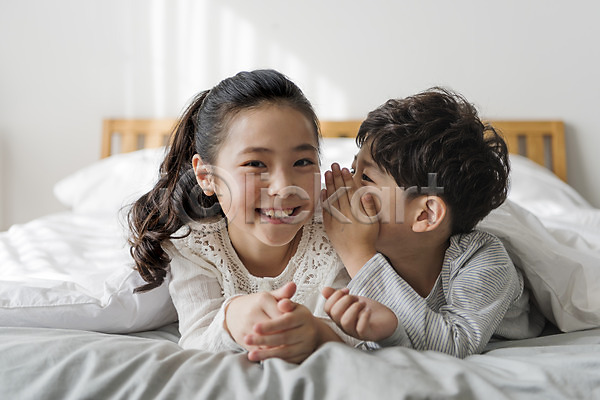 10대 남자 두명 어린이 어린이만 여자 한국인 JPG 앞모습 포토 가족 귓속말 남매 상반신 실내 엎드리기 웃음 침대 침실