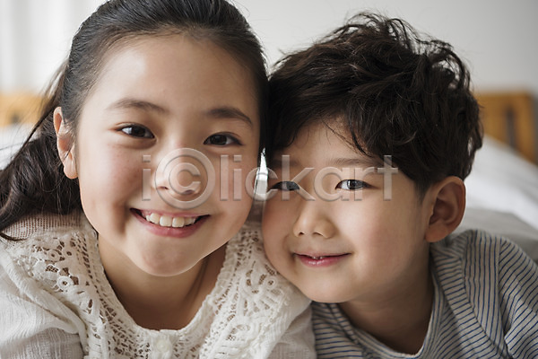 10대 남자 두명 신체부위 어린이 어린이만 여자 한국인 JPG 근접촬영 앞모습 포토 가족 남매 상반신 실내 얼굴 웃음 침대 침실