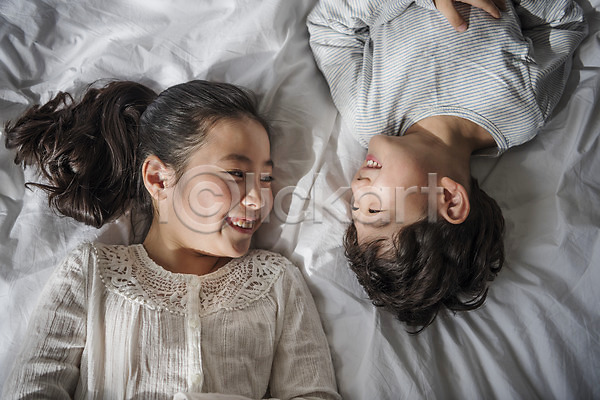 10대 남자 두명 어린이 어린이만 여자 한국인 JPG 앞모습 포토 가족 남매 눕기 마주보기 상반신 실내 웃음 침대 침실