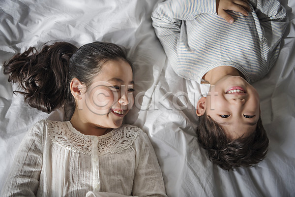10대 남자 두명 어린이 어린이만 여자 한국인 JPG 앞모습 포토 가족 남매 눕기 상반신 실내 웃음 침대 침실