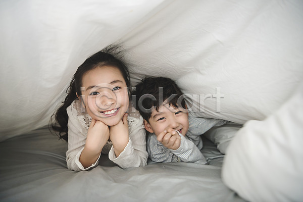 10대 남자 두명 어린이 어린이만 여자 한국인 JPG 앞모습 포토 가족 남매 상반신 실내 엎드리기 웃음 응시 이불 침대 침실 턱괴기