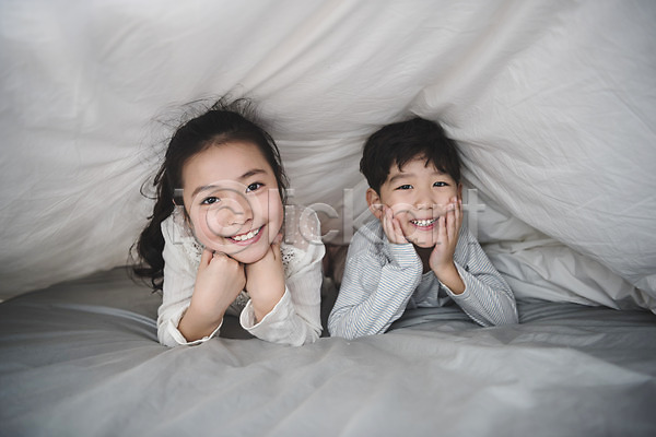 10대 남자 두명 어린이 어린이만 여자 한국인 JPG 앞모습 포토 가족 남매 상반신 실내 엎드리기 웃음 이불 침대 침실 턱괴기