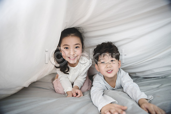 10대 남자 두명 어린이 어린이만 여자 한국인 JPG 앞모습 포토 가족 남매 눕기 상반신 실내 웃음 이불 침대 침실