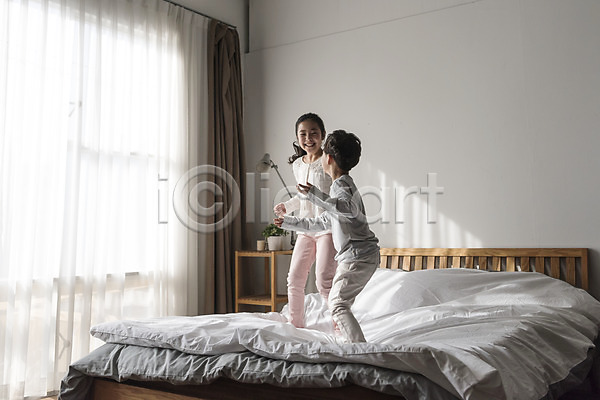 즐거움 10대 남자 두명 어린이 어린이만 여자 한국인 JPG 앞모습 옆모습 포토 가족 남매 놀기 서기 실내 웃음 장난 전신 침대 침실