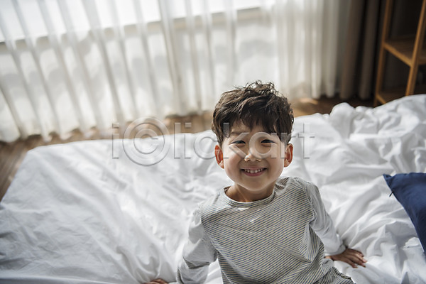남자 소년한명만 어린이 한국인 한명 JPG 앞모습 포토 상반신 실내 앉기 웃음 침대 침실
