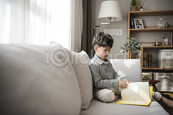 남자 소년한명만 어린이 한국인 한명 JPG 옆모습 포토 거실 독서 소파 실내 앉기 전신 책