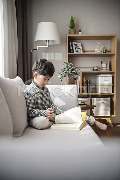 남자 소년한명만 어린이 한국인 한명 JPG 옆모습 포토 거실 독서 소파 실내 앉기 전신 책