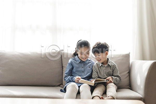10대 남자 두명 어린이 어린이만 여자 한국인 JPG 앞모습 포토 가족 거실 남매 독서 상반신 소파 실내 앉기 웃음 책
