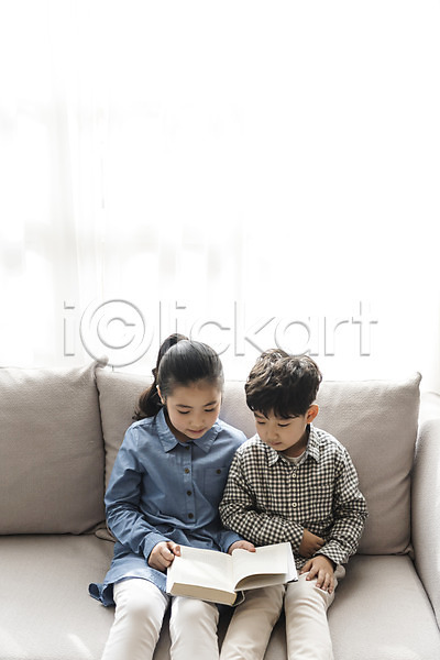 10대 남자 두명 어린이 어린이만 여자 한국인 JPG 앞모습 포토 가족 거실 남매 독서 상반신 소파 실내 앉기 책