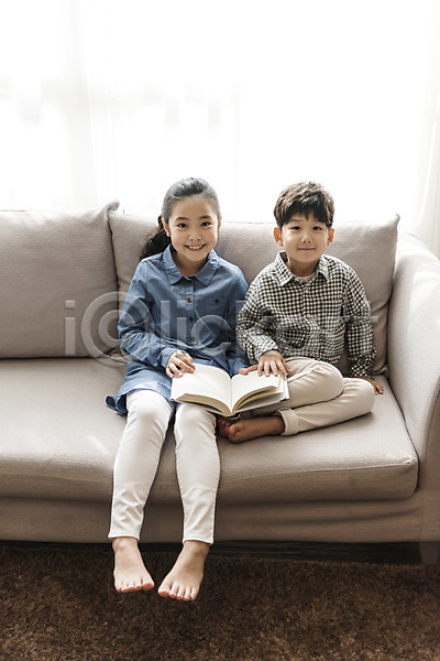 10대 남자 두명 어린이 어린이만 여자 한국인 JPG 앞모습 포토 가족 거실 남매 독서 소파 실내 앉기 웃음 전신 책