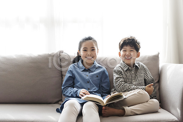 10대 남자 두명 어린이 어린이만 여자 한국인 JPG 앞모습 포토 가족 거실 남매 독서 상반신 소파 실내 앉기 웃음 전신 책