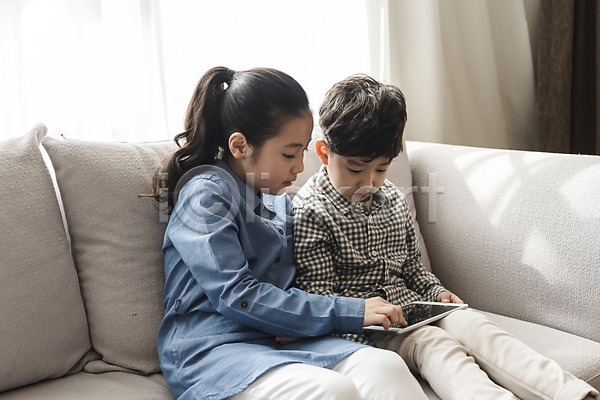 10대 남자 두명 어린이 어린이만 여자 한국인 JPG 앞모습 포토 가족 거실 남매 상반신 소파 실내 앉기 응시 태블릿