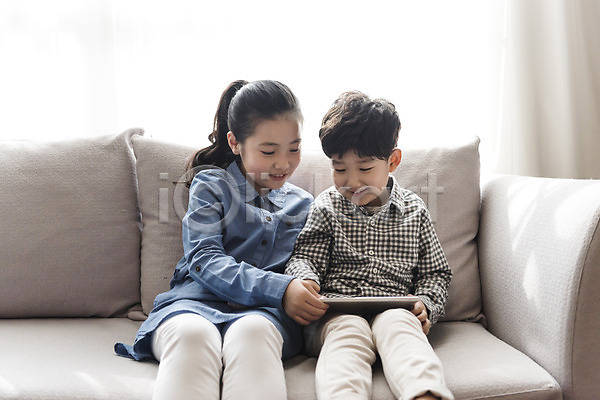 즐거움 10대 남자 두명 어린이 어린이만 여자 한국인 JPG 앞모습 포토 가족 거실 남매 상반신 소파 실내 앉기 웃음 응시 태블릿