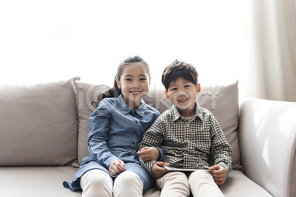 즐거움 10대 남자 두명 어린이 어린이만 여자 한국인 JPG 앞모습 포토 가족 거실 남매 상반신 소파 실내 앉기 웃음 태블릿