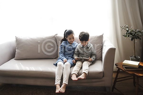 10대 남자 두명 어린이 어린이만 여자 한국인 JPG 앞모습 포토 가족 거실 남매 소파 식물 실내 앉기 웃음 응시 전신 책 탁자 태블릿