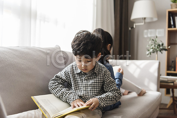 10대 남자 두명 어린이 어린이만 여자 한국인 JPG 뒷모습 앞모습 포토 가족 거실 남매 독서 상반신 소파 실내 앉기 응시 책