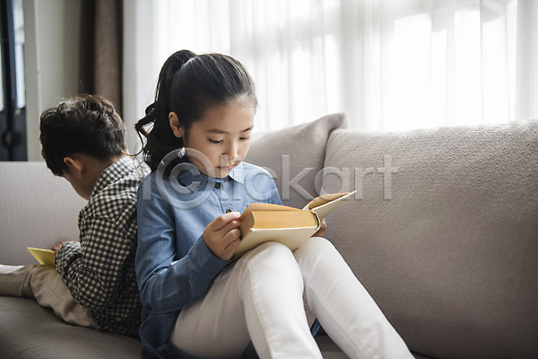 10대 남자 두명 어린이 어린이만 여자 한국인 JPG 뒷모습 앞모습 포토 가족 거실 남매 독서 등맞대기 상반신 소파 실내 앉기 책