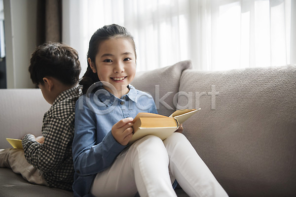 10대 남자 두명 어린이 어린이만 여자 한국인 JPG 뒷모습 앞모습 포토 가족 남매 독서 등맞대기 상반신 소파 실내 앉기 웃음 책