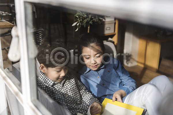10대 남자 두명 어린이 어린이만 여자 한국인 JPG 앞모습 포토 가족 거실 남매 독서 상반신 소파 실내 앉기 웃음 응시 창문 책
