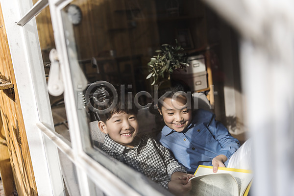 10대 남자 두명 어린이 어린이만 여자 한국인 JPG 앞모습 포토 가족 거실 남매 독서 상반신 소파 실내 앉기 웃음 창문 책